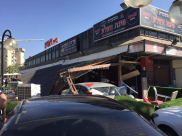 بالصور: سائق يفقد السيطرة على مركبته ويصطدم بمحل تجاري جنوب مدينة يافا